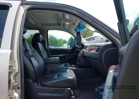 2013 Chevrolet Suburban 1500 Lt from USA, damaged, VIN 1GNSKJE79DR267600